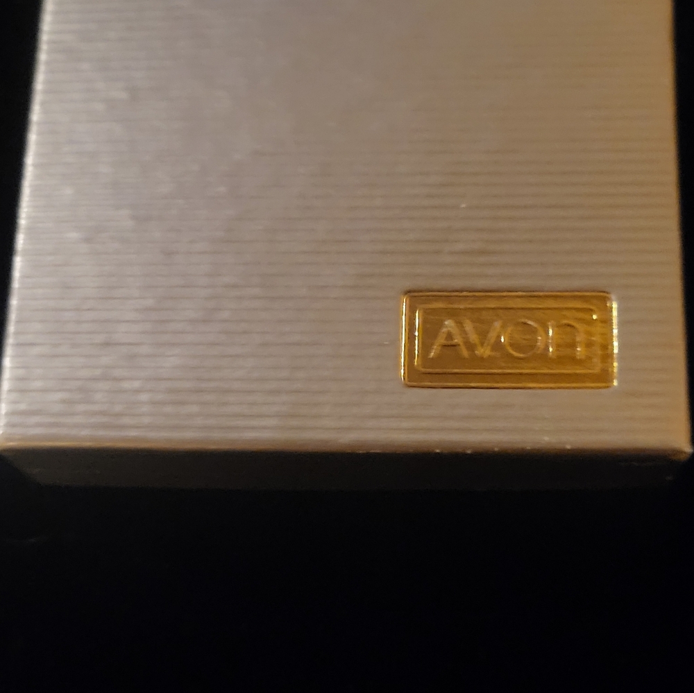 New in box Vintage Avon post earrings - Picture 2 of 2